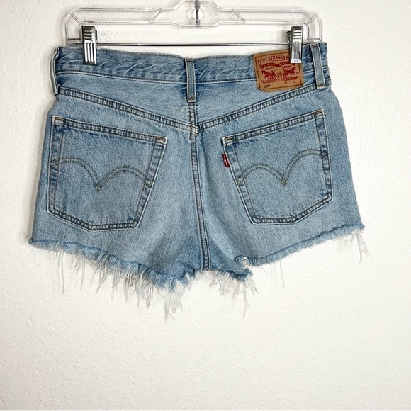 Levi’s 501 Shorts Women 27 High Rise Cut Off Jean Light Wash Button Fly B4 - Picture 2 of 9